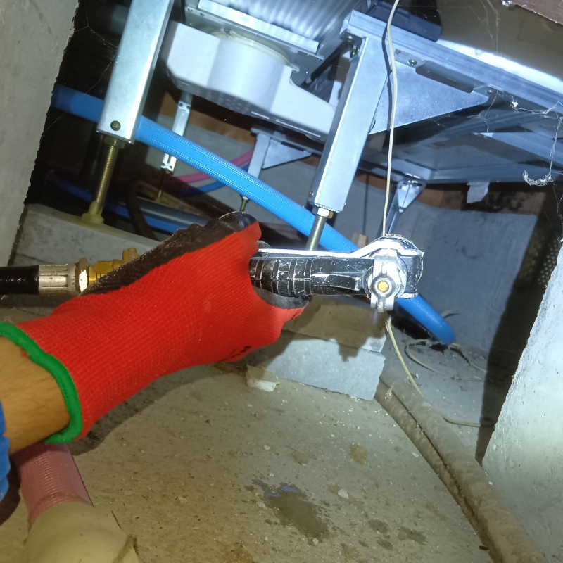 床下の地面にシロアリ駆除剤を散布