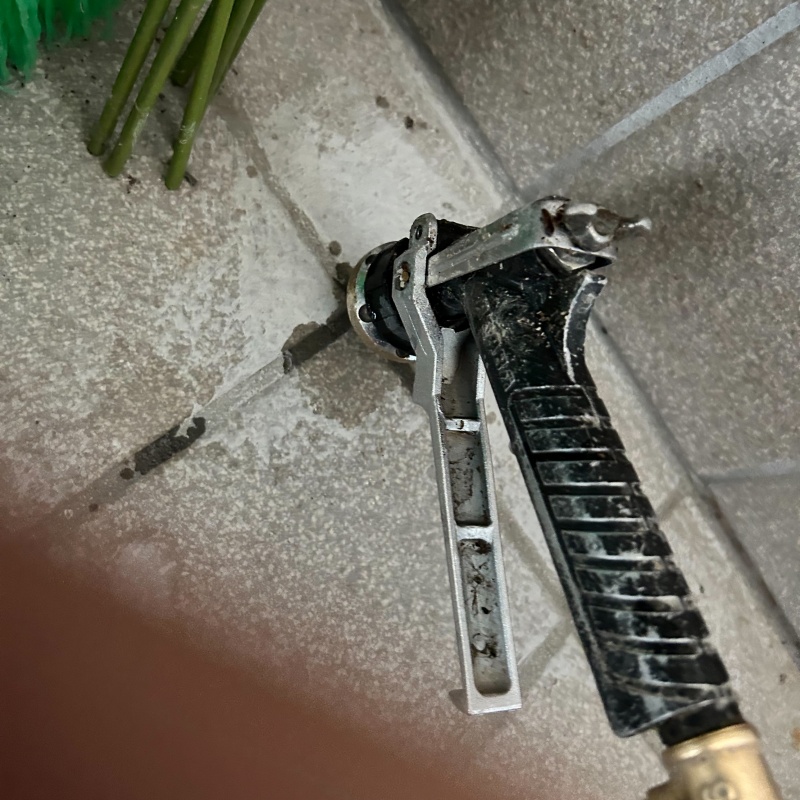 床に穴を開けてシロアリ駆除剤を注入