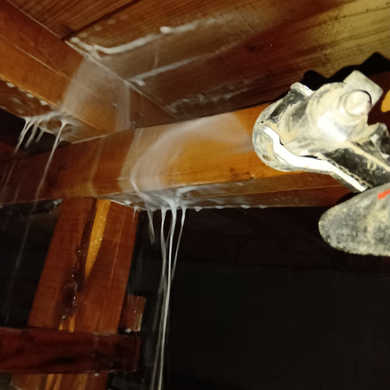 床下の木材に防蟻剤を散布