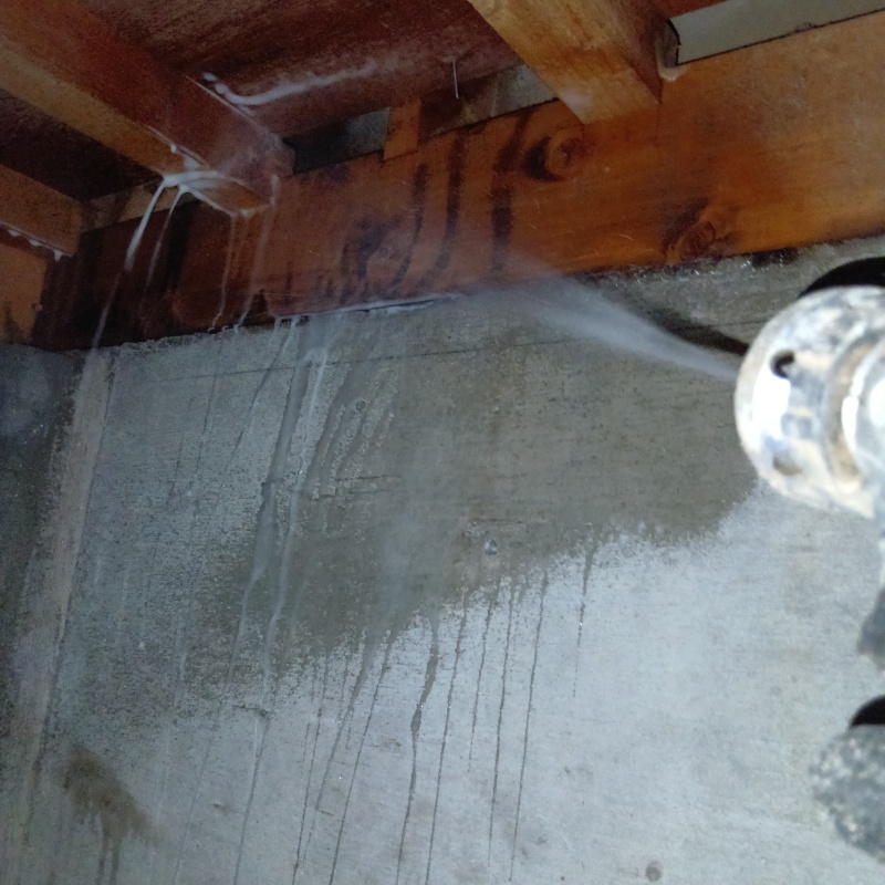 床下の木材に防蟻剤を散布