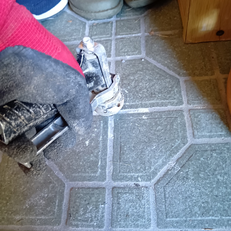 床に穴を開けて防蟻剤を注入