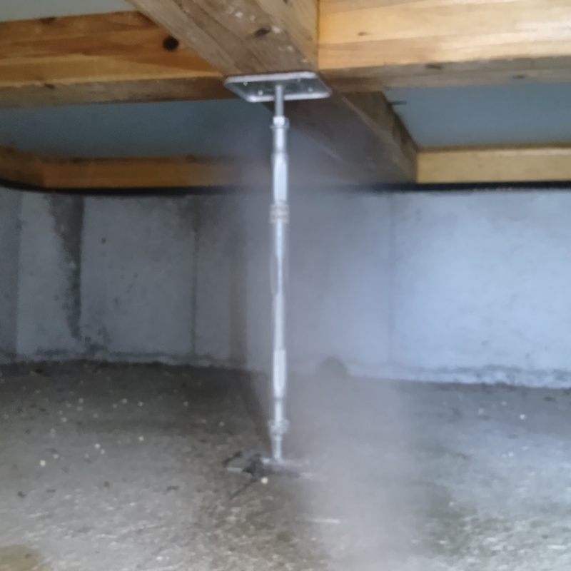 床下の木材に防蟻剤を散布