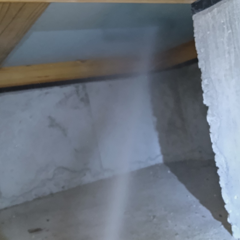 床下の木材に防蟻剤を散布