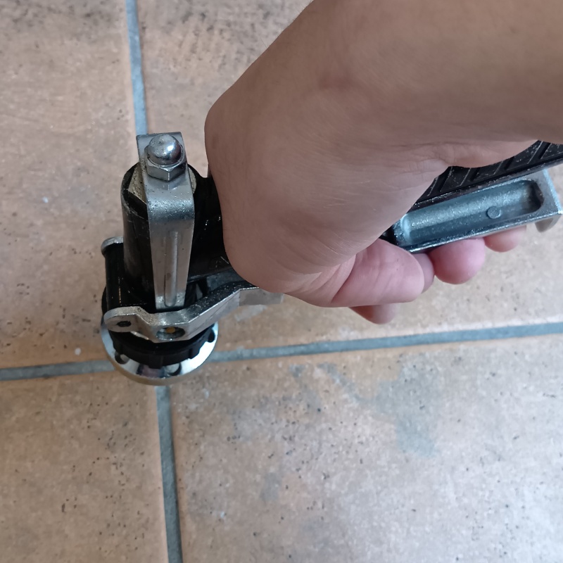 床に穴を開けて防蟻剤を注入