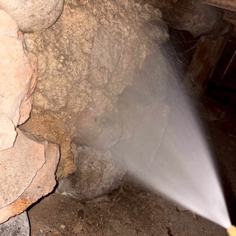 床下の壁にシロアリ駆除剤を散布