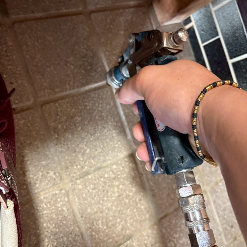 床に穴を開けてシロアリ駆除剤を注入