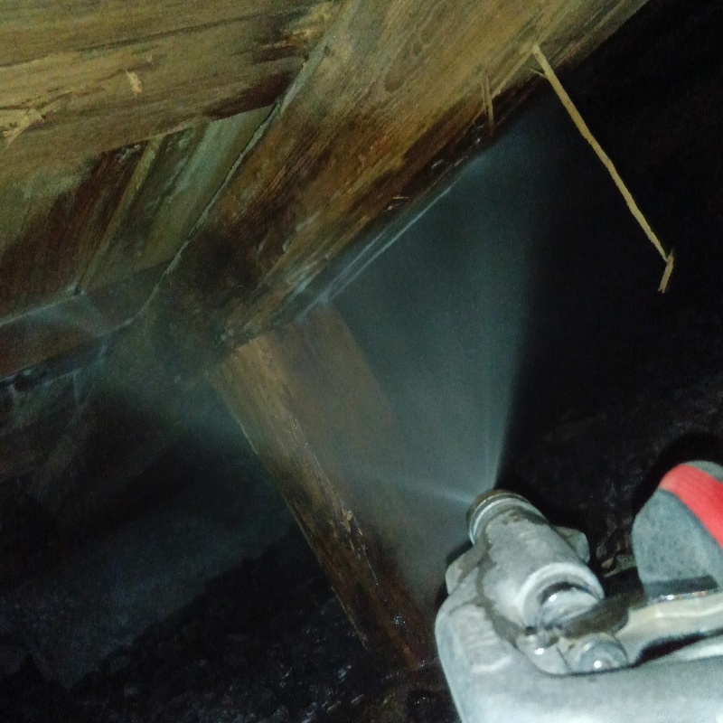 床下の木材にシロアリ駆除剤を散布