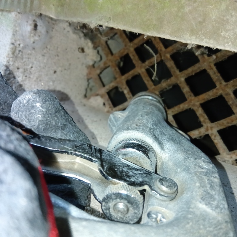 床下換気口からシロアリ駆除剤を散布