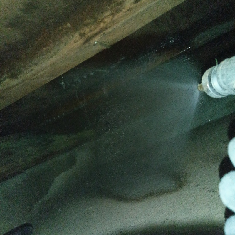 床下の土壌にシロアリ駆除剤を散布