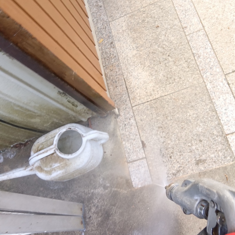 建物外周にシロアリ駆除剤を散布