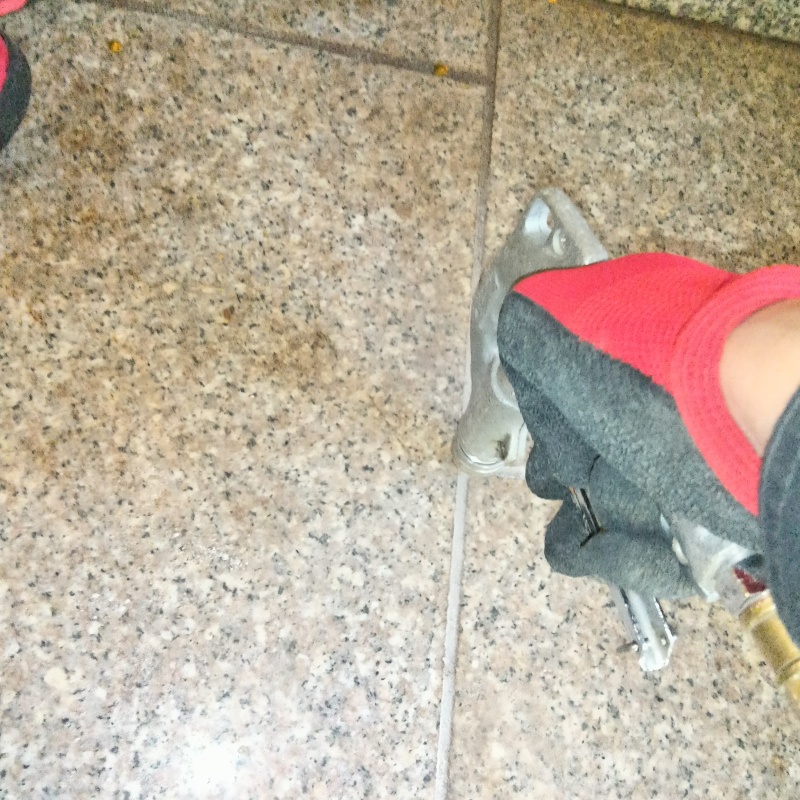 床に穴を開けてシロアリ駆除剤を注入