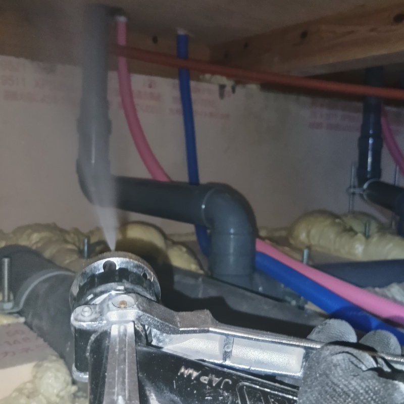 床下の木材に防蟻剤を散布