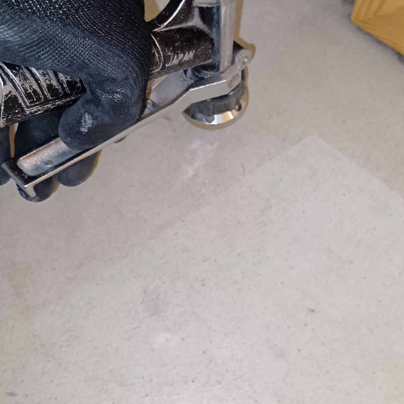 床に穴を開けて防蟻剤を注入