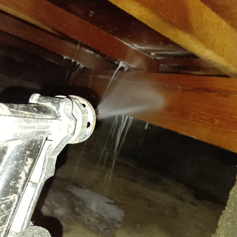 床下の木材にシロアリ駆除剤を散布