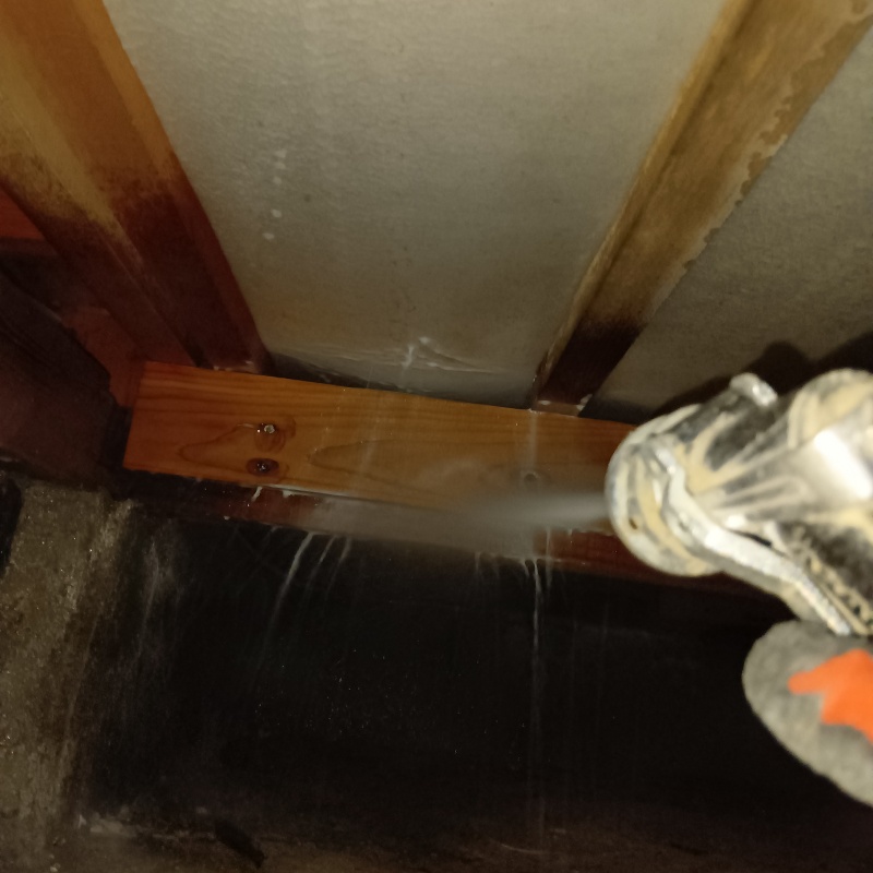 床下の木材にシロアリ駆除剤を散布