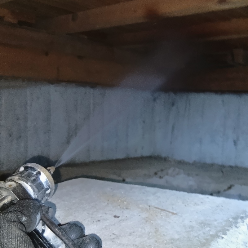 床下の木材にシロアリ駆除剤を散布