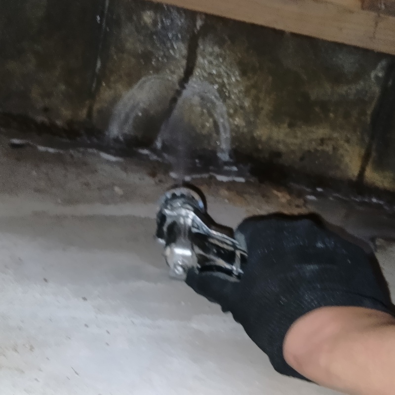 床下の土壌にシロアリ駆除剤を散布