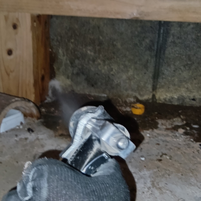 床下の土壌にシロアリ駆除剤を散布