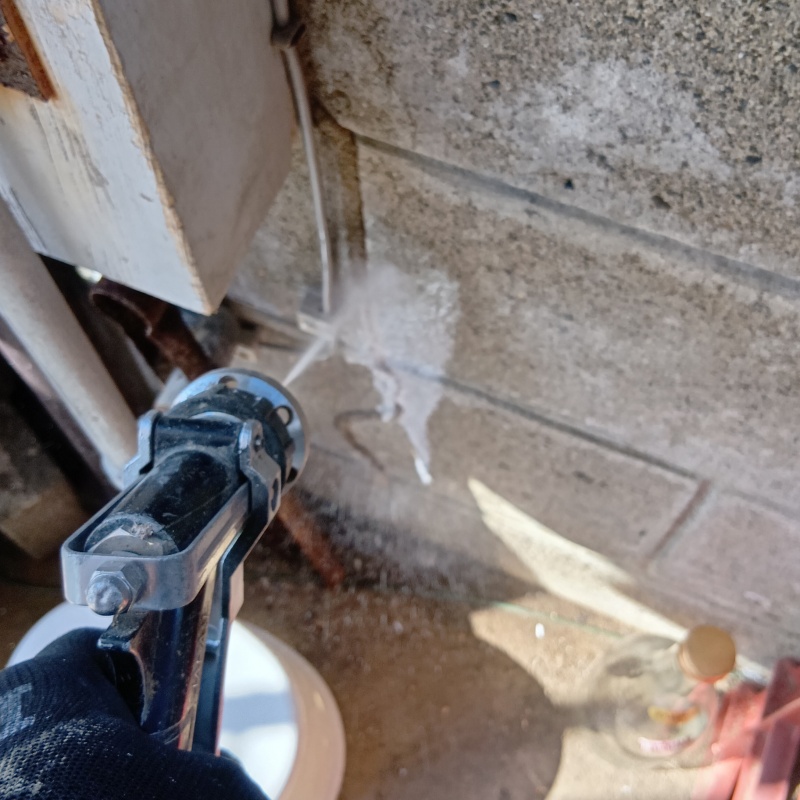 建物外周にシロアリ駆除剤を散布