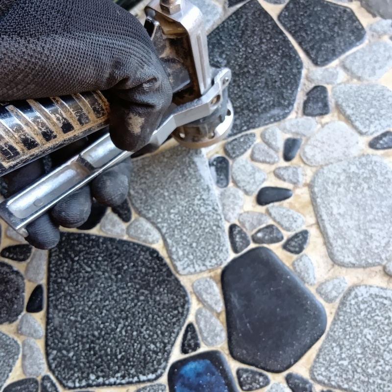 床に穴を開けてシロアリ駆除剤を注入