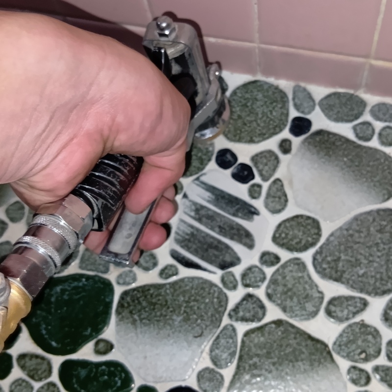 床に穴を開けてシロアリ駆除剤を注入