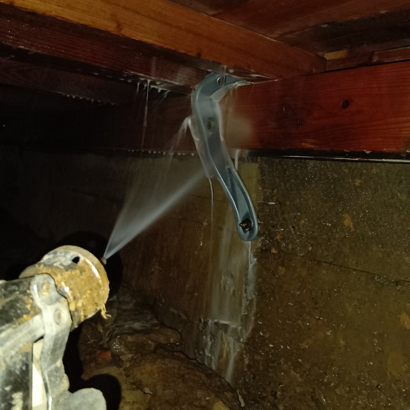 床下の木材にシロアリ駆除剤を散布