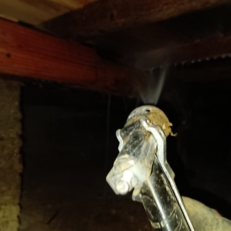 床下の木材にシロアリ駆除剤を散布