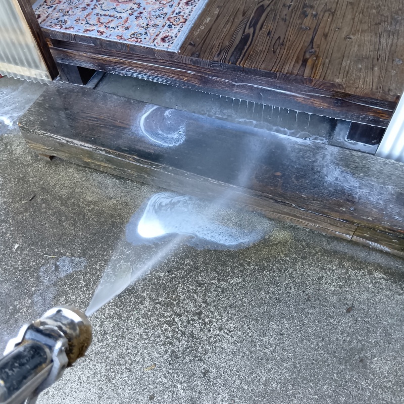 縁側周辺にシロアリ駆除剤を散布