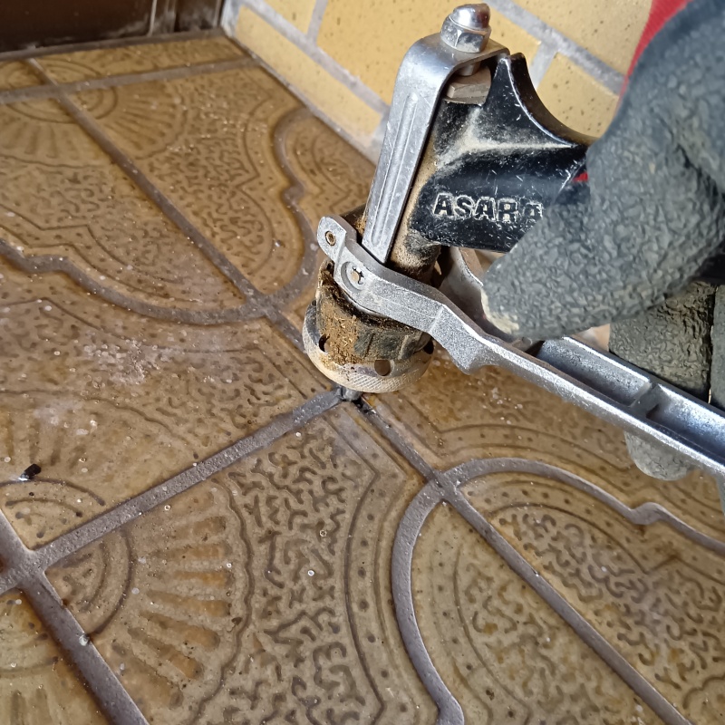 床に穴を開けてシロアリ駆除剤を注入