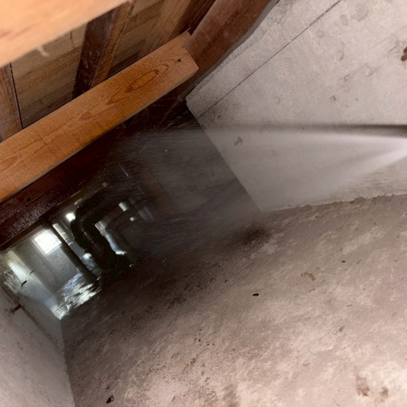 床下の木材にシロアリ駆除剤を散布