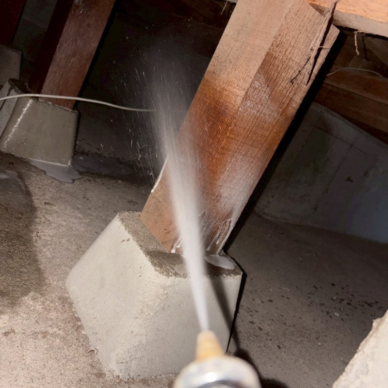 束柱にシロアリ駆除剤を散布