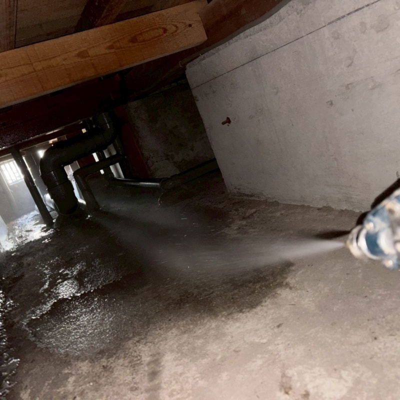 床下の地面にシロアリ駆除剤を散布