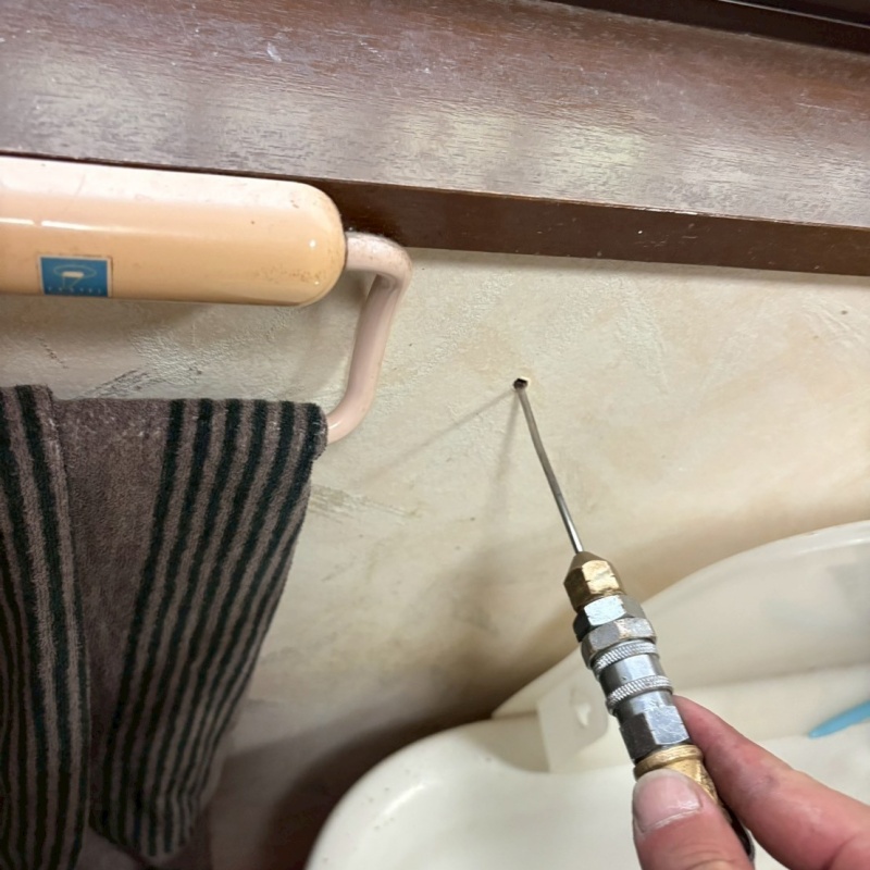 壁に穴を開けてシロアリ駆除剤を注入