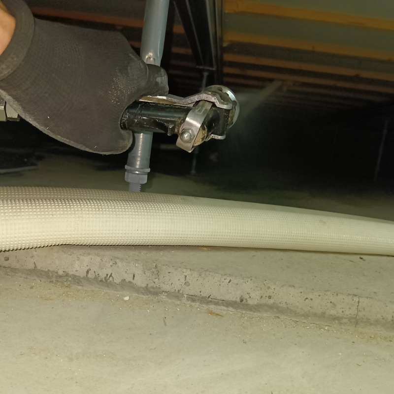 床下の木材に防蟻剤を散布