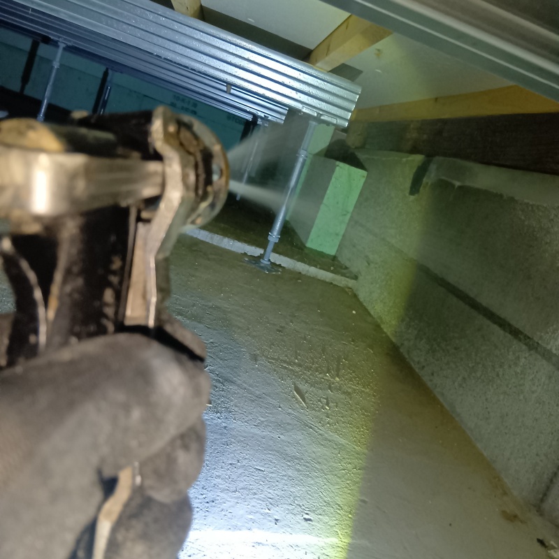 床下の建材に防蟻剤を散布