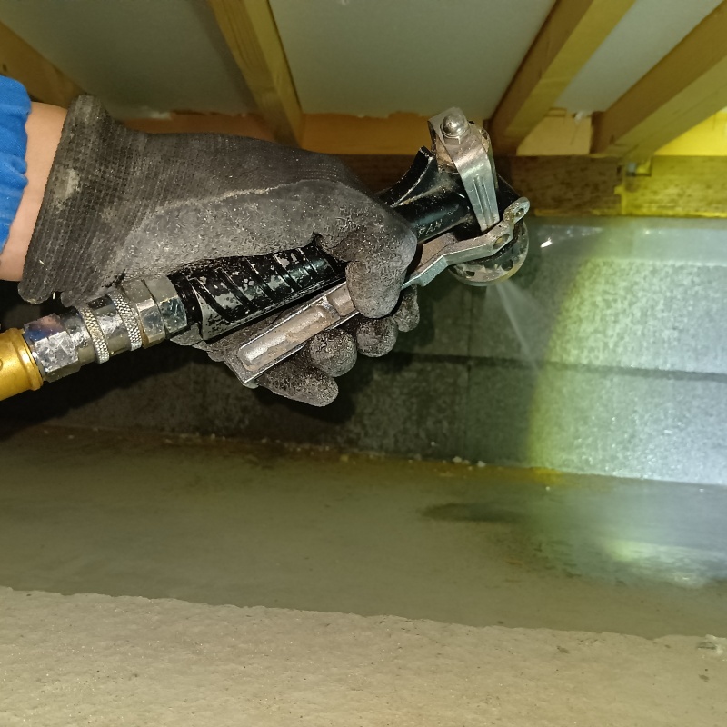 床下の地面に防蟻剤を散布