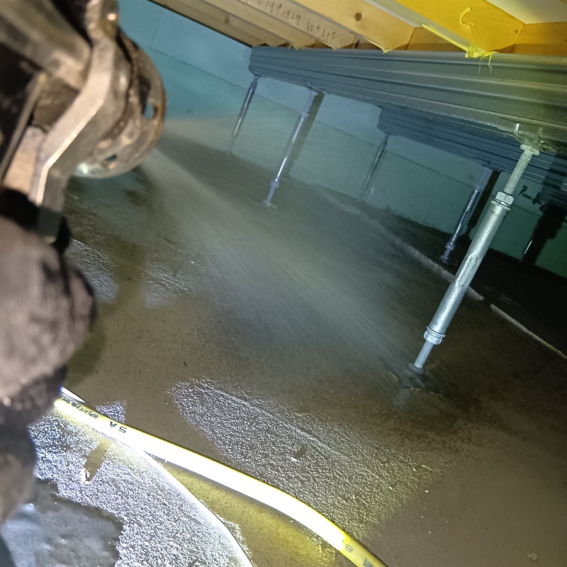 床下の地面に防蟻剤を散布