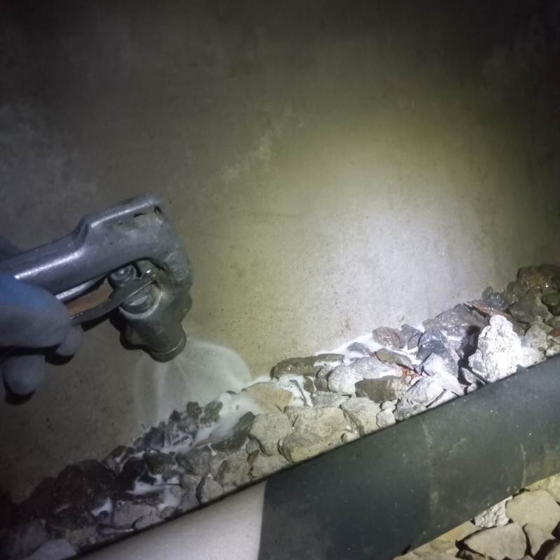 床下の土壌にシロアリ駆除剤を散布