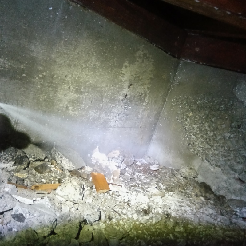 床下の土壌にシロアリ駆除剤を散布