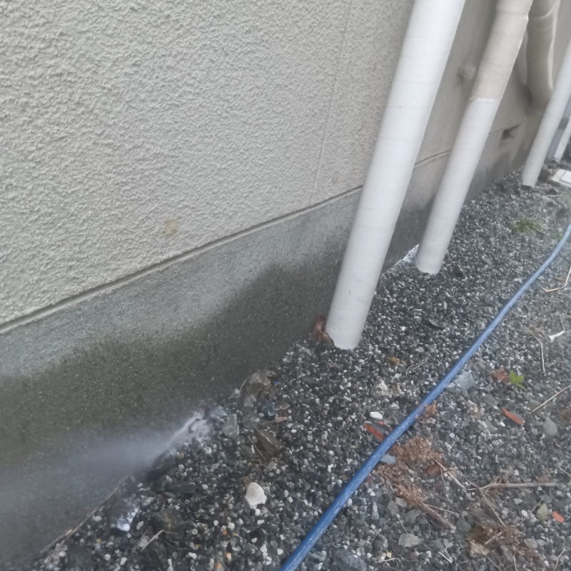 建物外周にシロアリ駆除剤を散布