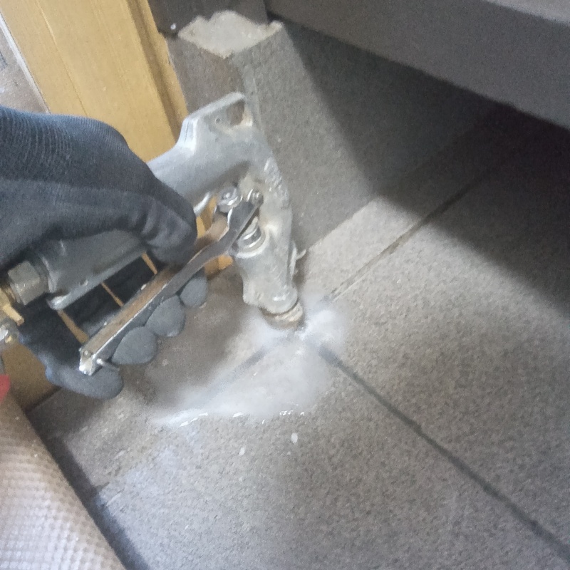 床に穴を開けてシロアリ駆除剤を注入