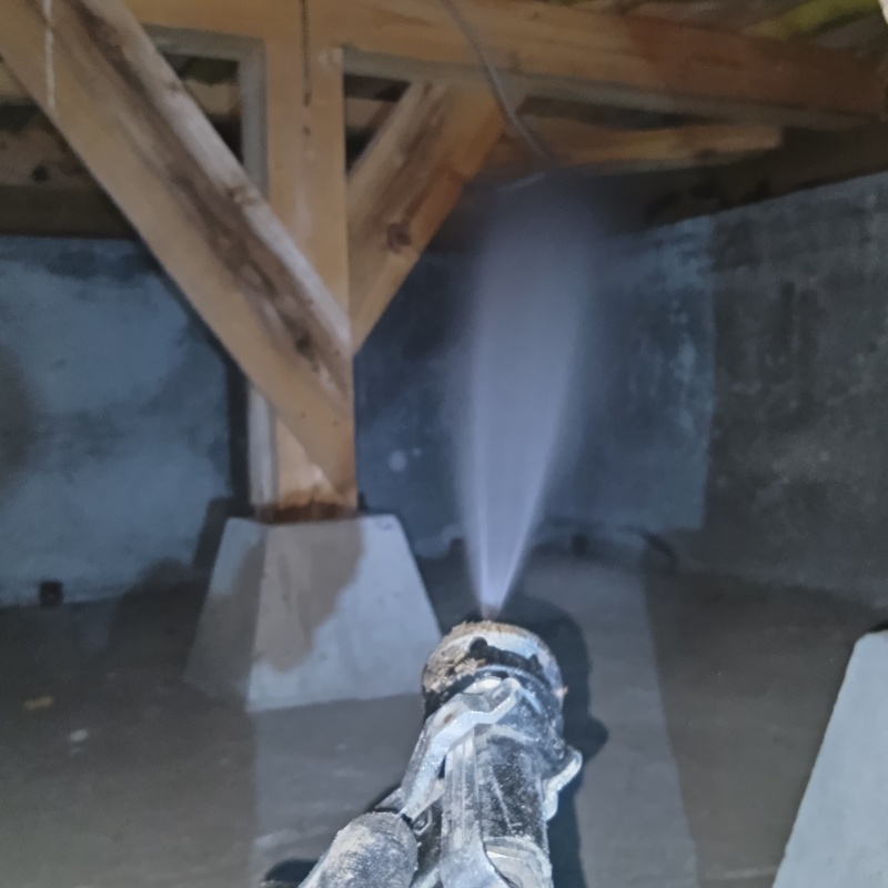 床下の木材にシロアリ駆除剤を散布