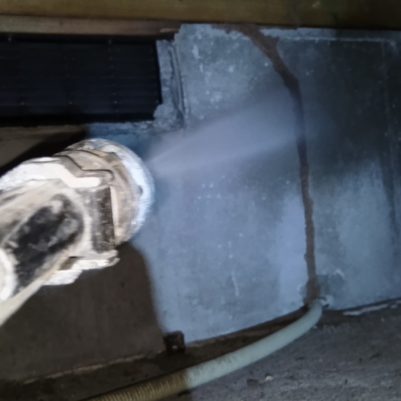 土台付近にシロアリ駆除剤を散布