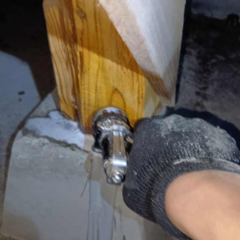 束石付近にシロアリ駆除剤を散布