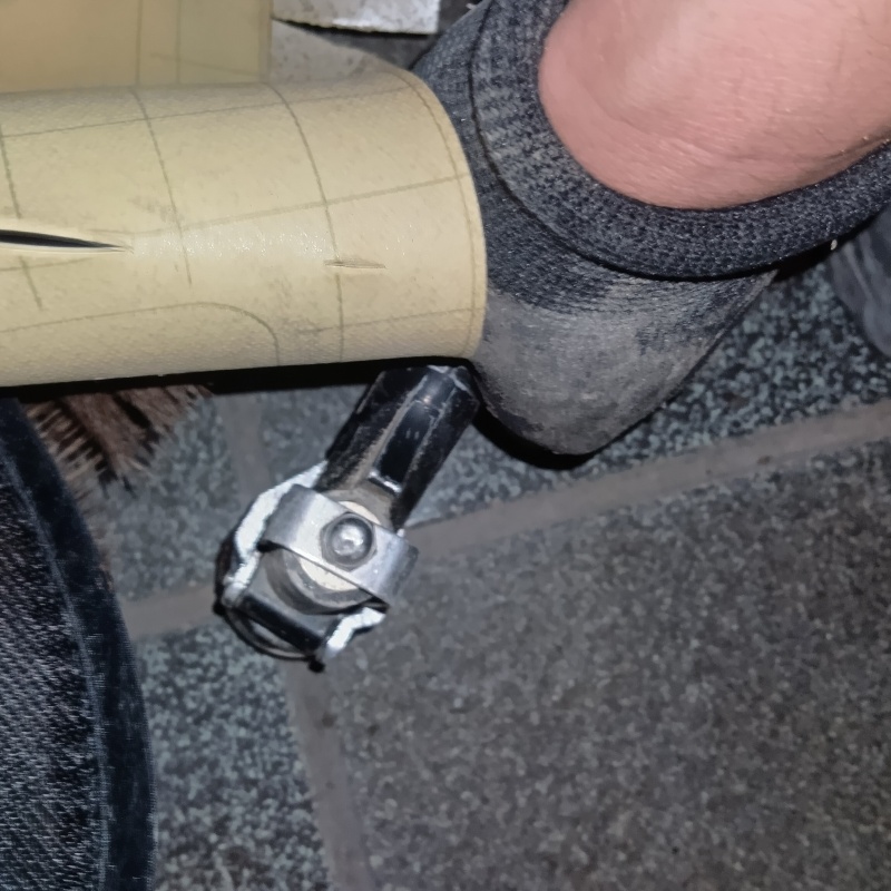 床に穴を開けてシロアリ駆除剤を注入