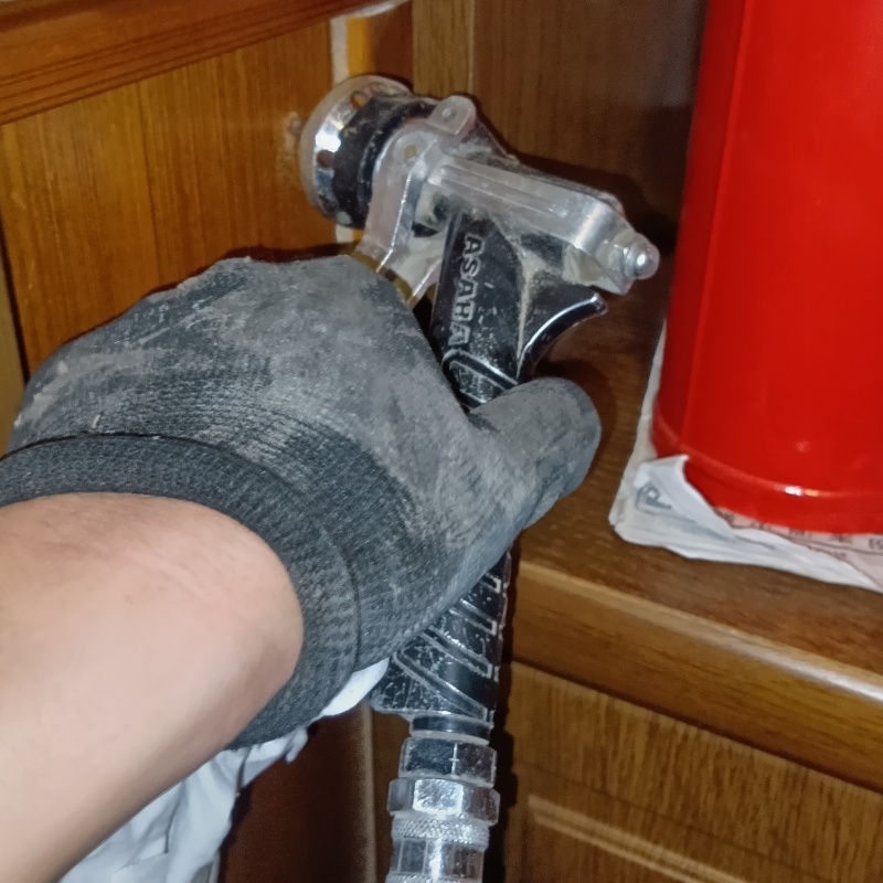 壁に穴を開けてシロアリ駆除剤を注入