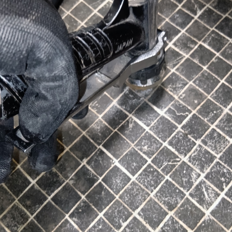 床に穴を開けてシロアリ駆除剤を注入