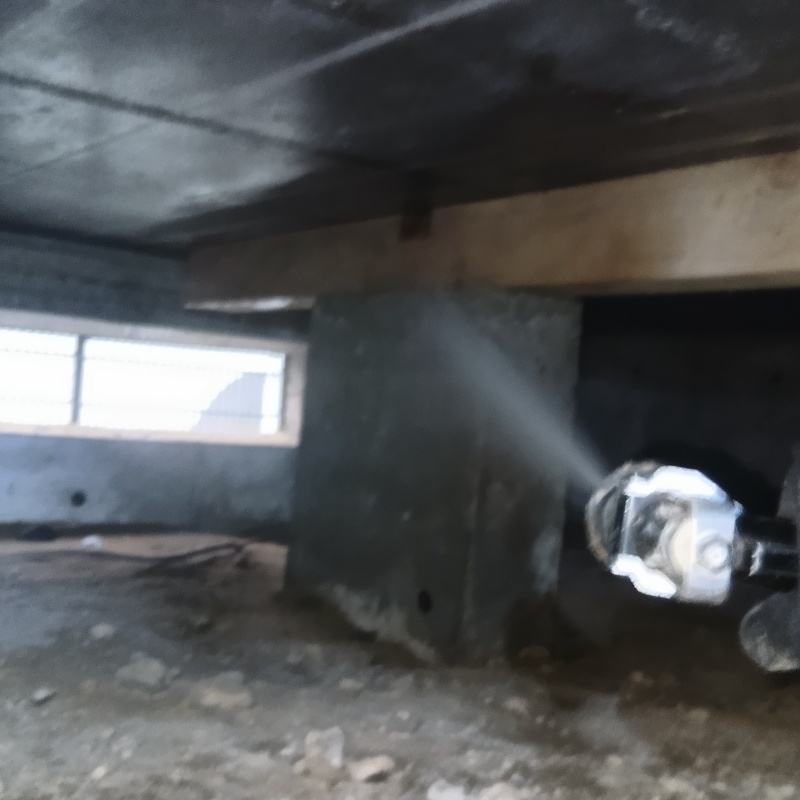 床下の木材に防蟻剤を散布