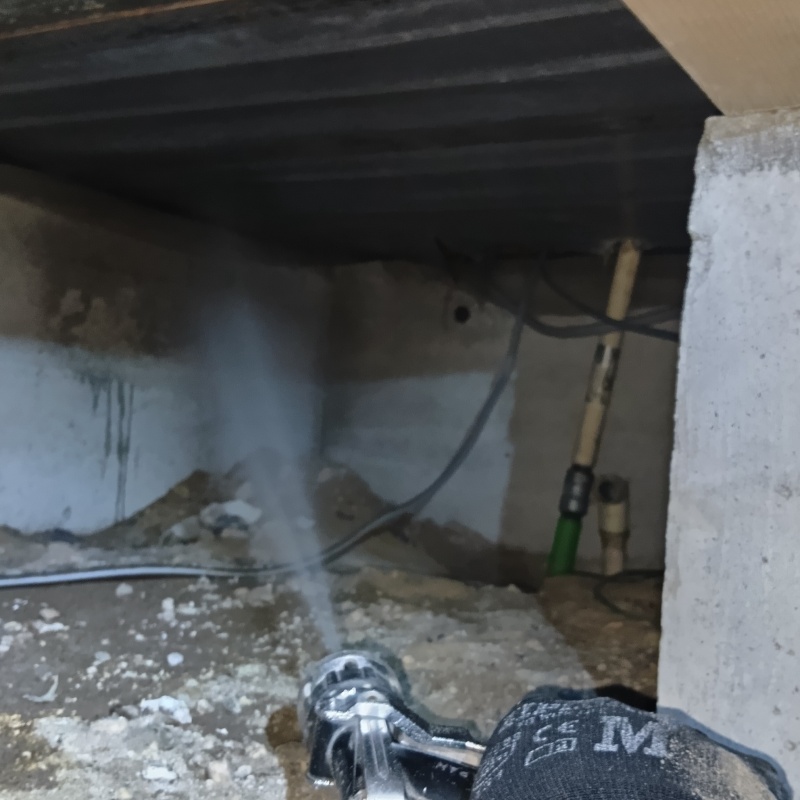 床下の木材に防蟻剤を散布