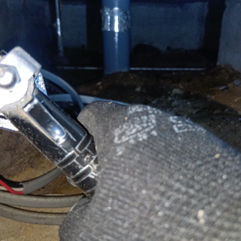 床下の土壌に防蟻剤を散布